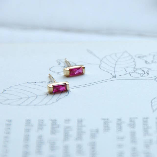 Treisi - Wholesale Stud/Post Earrings - Gold baguette stud earrings1