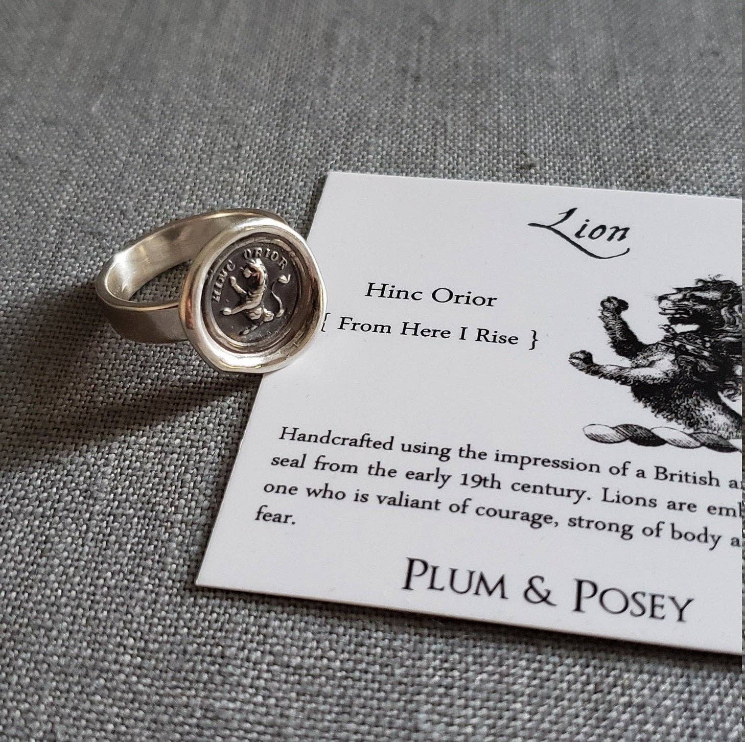 Plum and Posey – wholesale Signetring – Bli ett lejon - Härifrån stiger jag Ring4