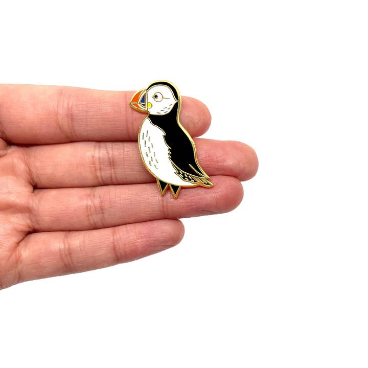 Épingle en émail dur Oiseau Macareux pour la vente par Fawa Shah