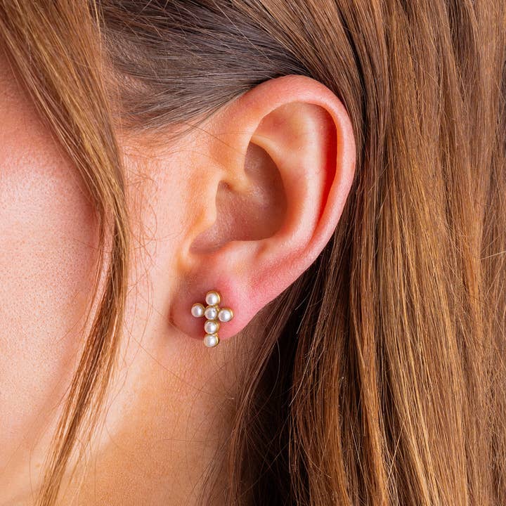 Taylor Elliott Designs - Venta al por mayor Pendientes de botón/aretes de poste - Pendientes de botón - Cruces de perlas chapadas en oro - Fe1