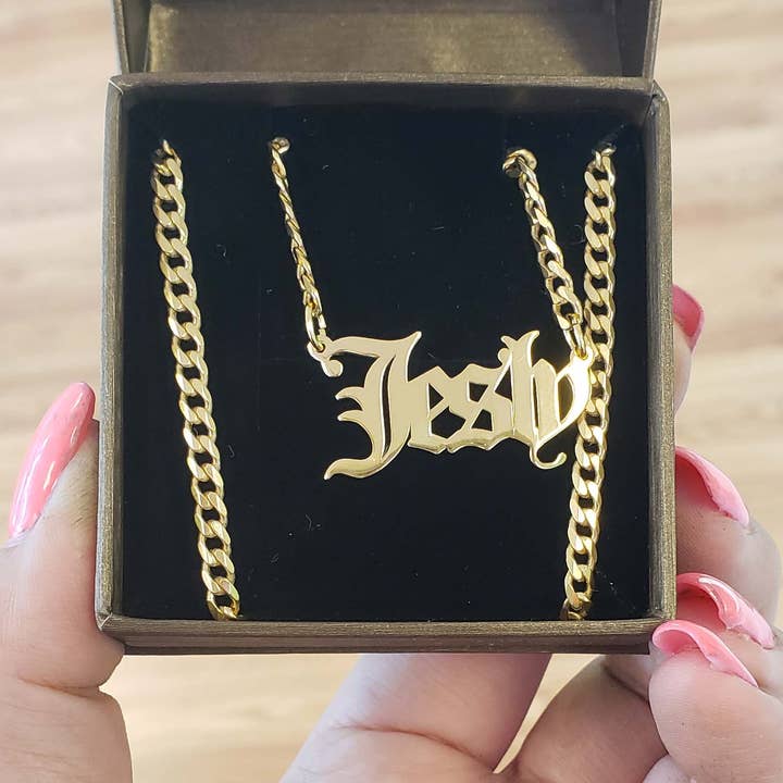 Collar con nombre en oro macizo de 14k Eslabón cubano inglés para venta al por mayor de Tres Carmela