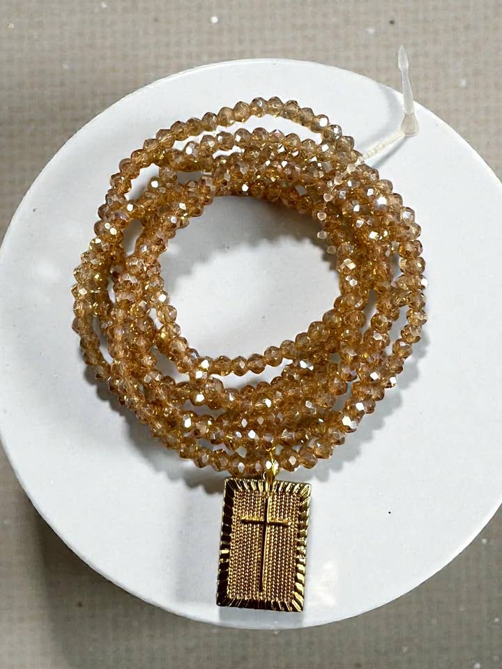 Bracelet en champagne à 6 rangs avec breloque croix carrée en or pour la vente par Ava Capri
