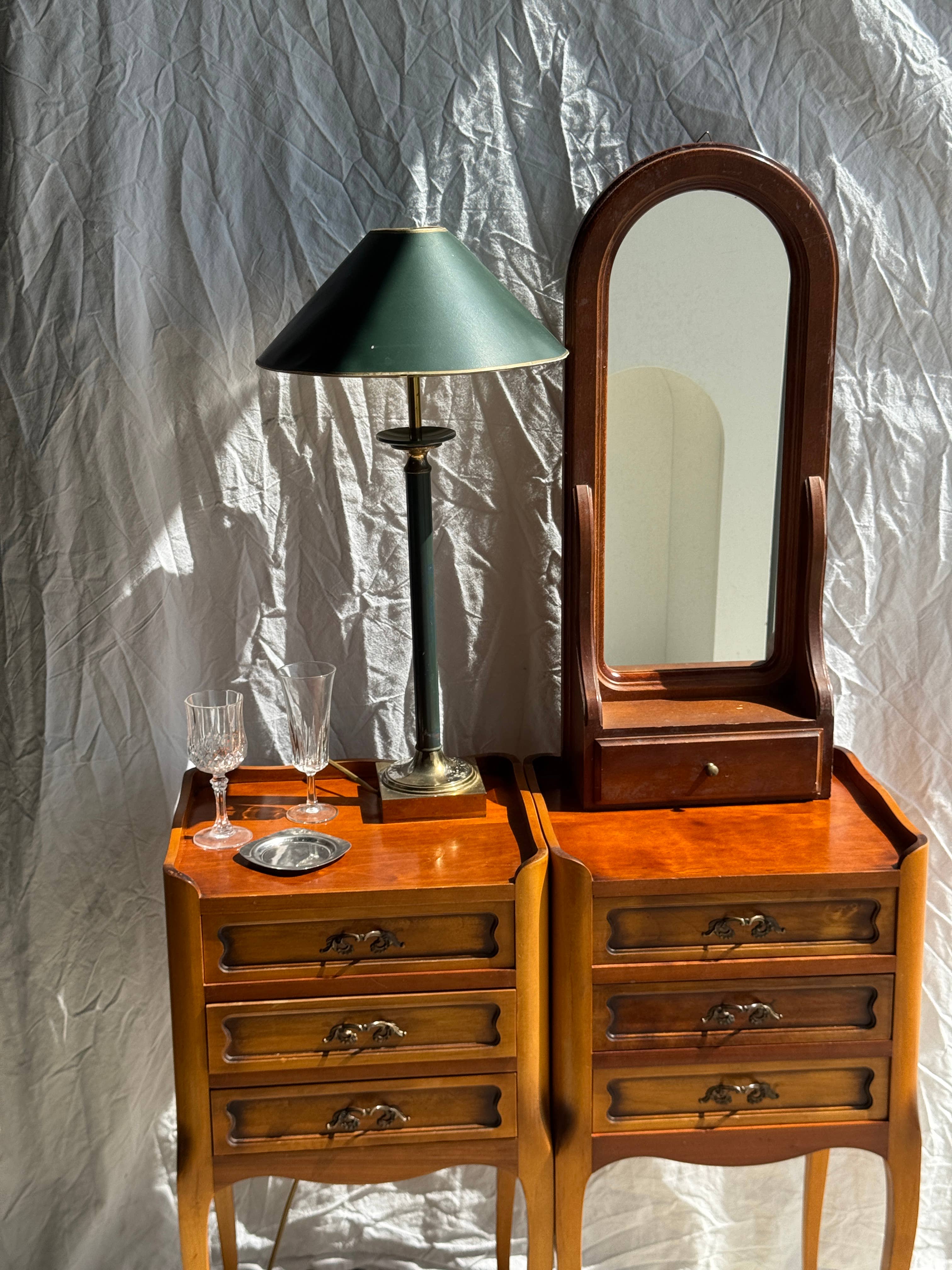 Office Objets - Wholesale Wall Mirror - Rounded mirror with a brown wooden drawer H6716