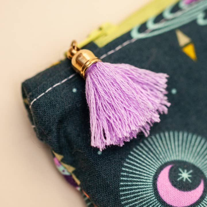 Melike Carr - Vente Étuis/trousses à crayons - Étuis à crayons à fermeture éclair en tissu avec pompons ou tirettes1