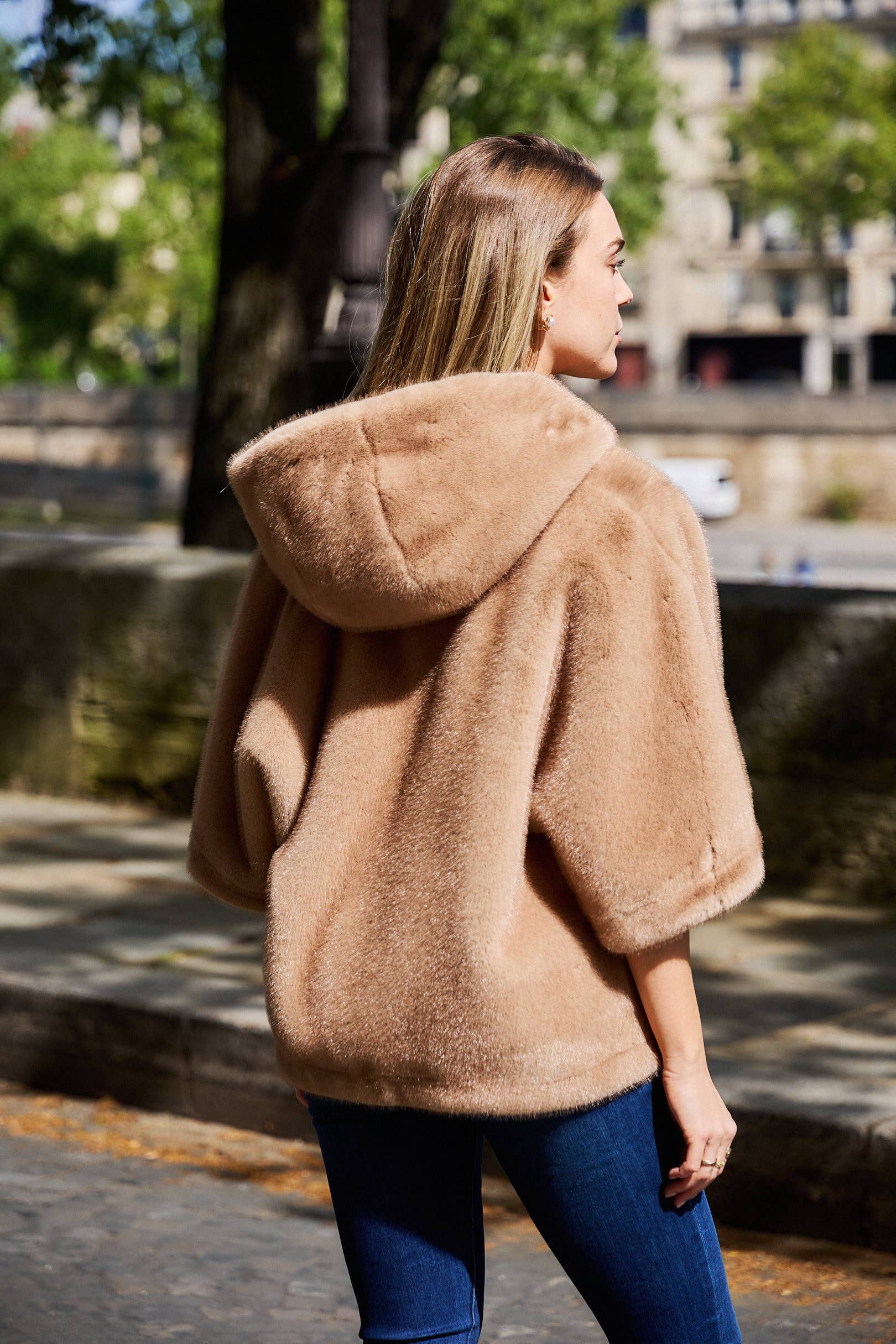 Giovanni Paris - Vendita all'ingrosso Pelliccia/Pelliccia sintetica - Donna - Mantella Alizée con cappuccio in ecopelliccia12