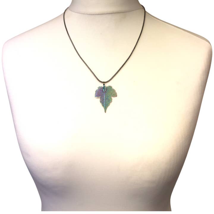 Collier Pendentif Filigrane en Forme de Feuille de Chêne Irisée NK399M pour la vente par Jess & Lou