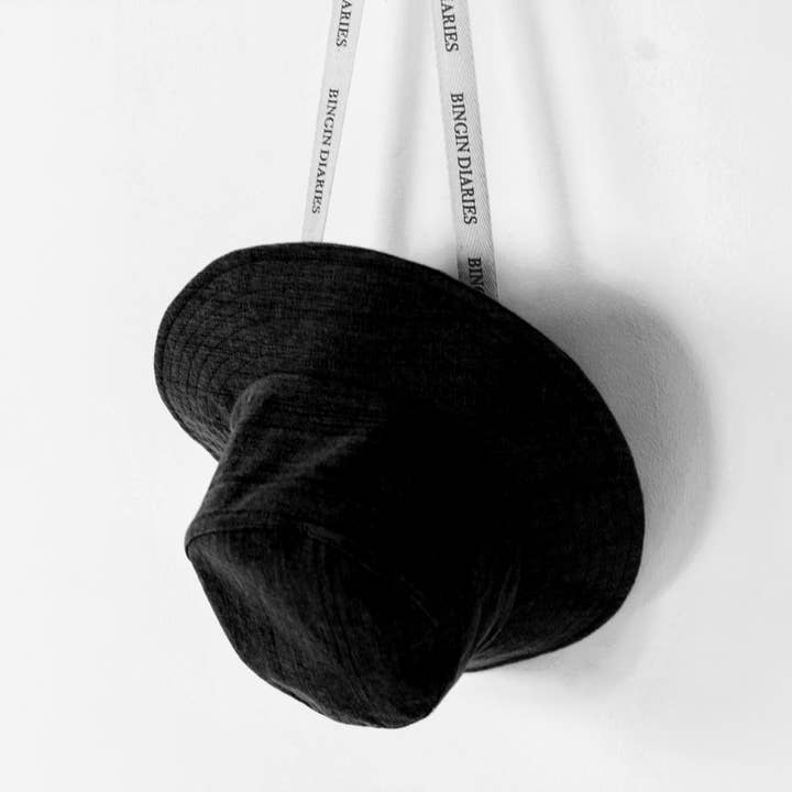 Chapeau de pêcheur 90's noir pour la vente par Bingin Diaries