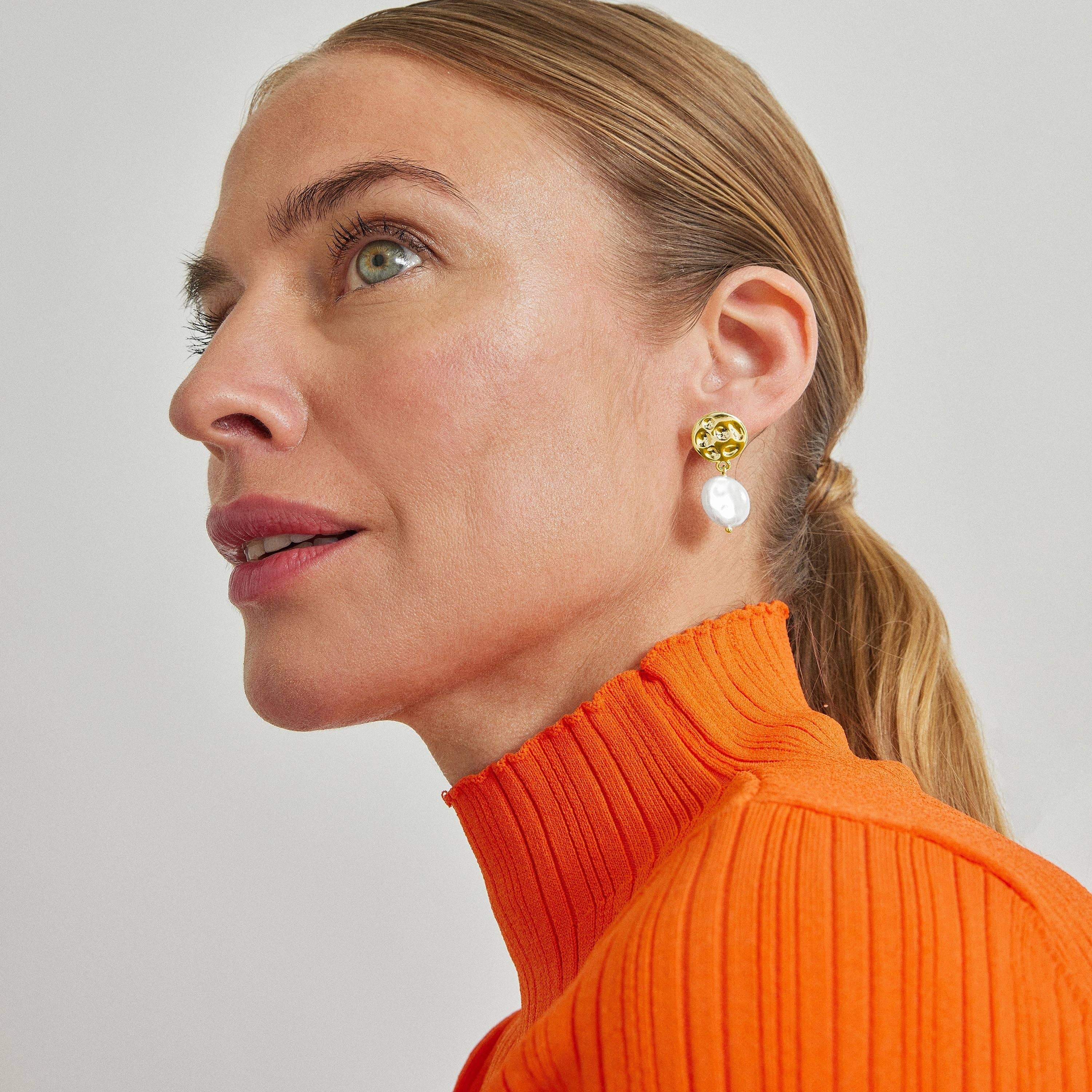 Luxenter - Wholesale Dangle Earrings - Pendientes de Perla Blanca acabados en oro amarillo de 18K - Durdana1