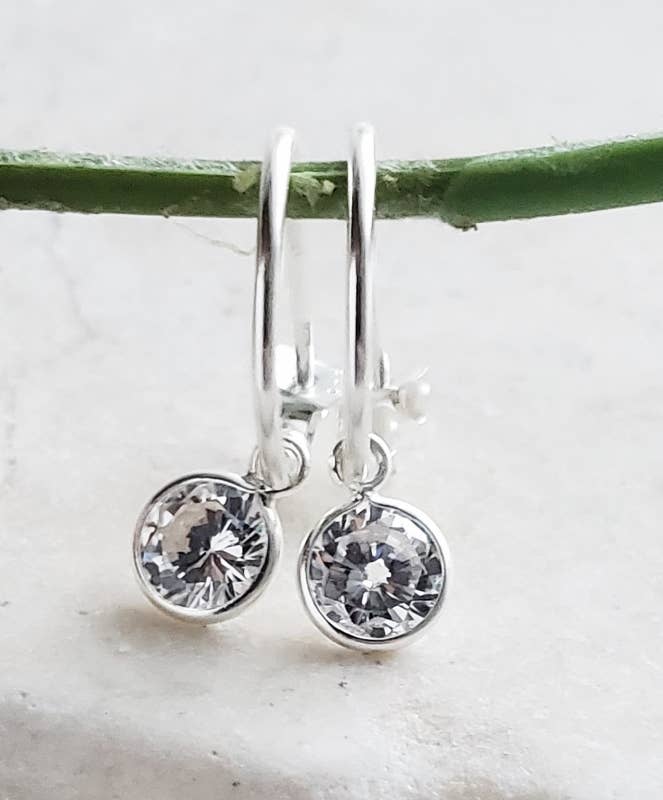 Sosie Designs - Venta al por mayor Pendientes de aro - Aro abierto plateado con tachuelas de cristal - transparente4