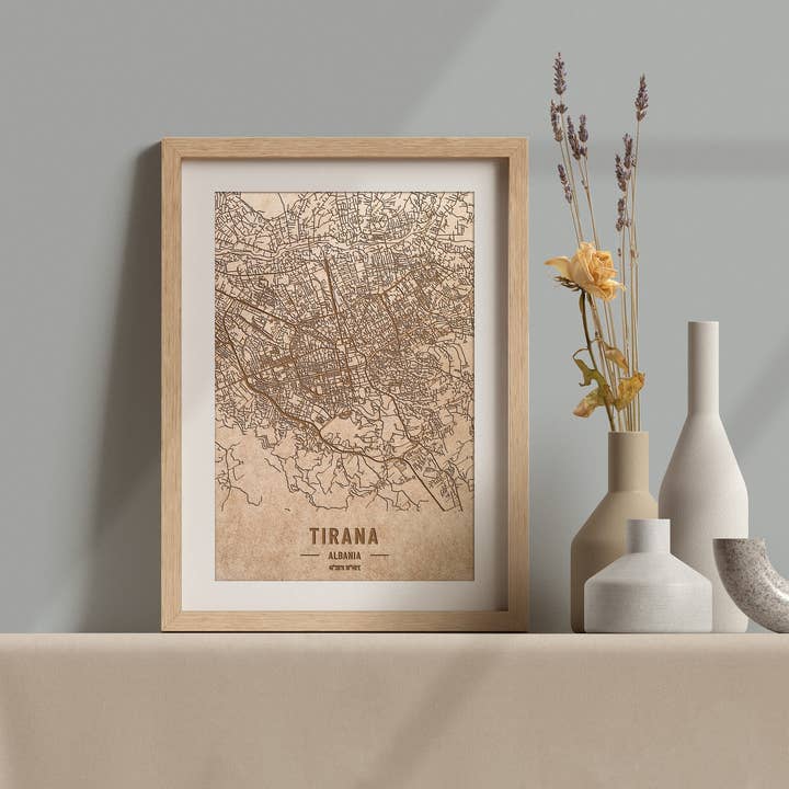 Carte de Tirana, Albanie, gravure sur bois. Carte laser 3D pour la vente par Kustwood