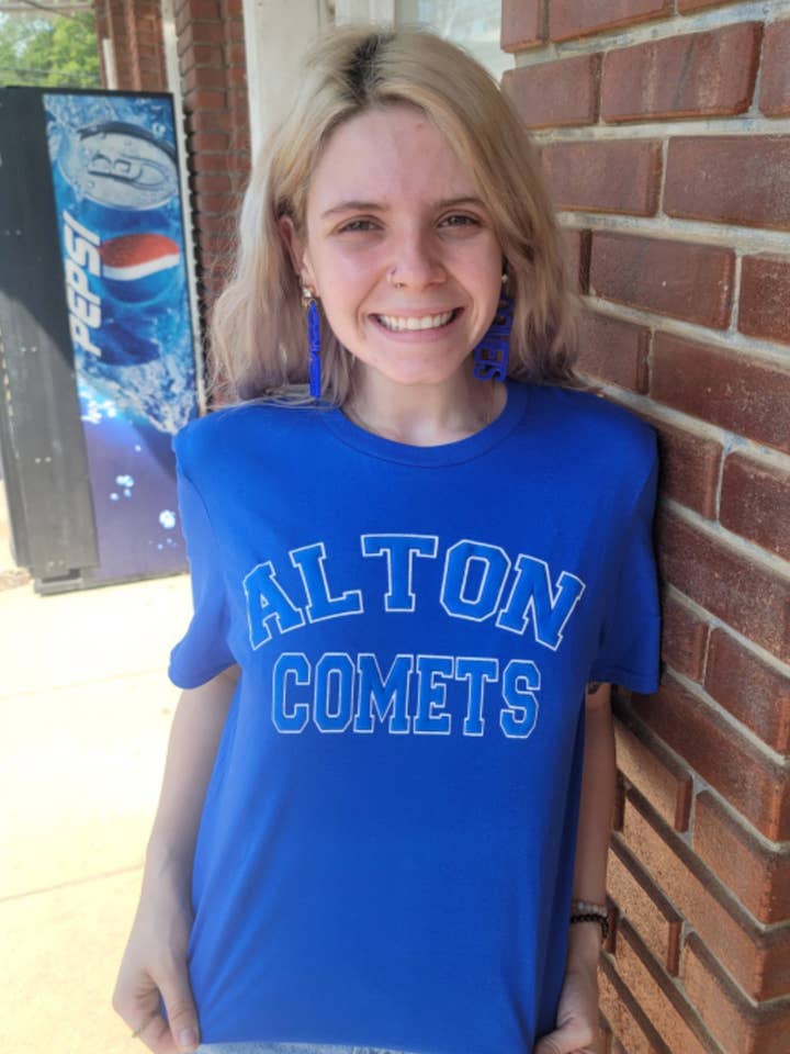 T-shirt graphique Puff Ink personnalisé avec nom du stade pour la vente par Plain Apparel Tees