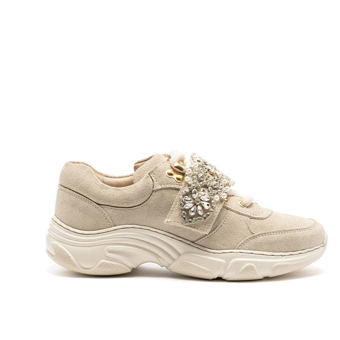 Sneakers Alexa in camoscio beige con cristalli per la vendita all'ingrosso da parte di FRIENDLY FIRE