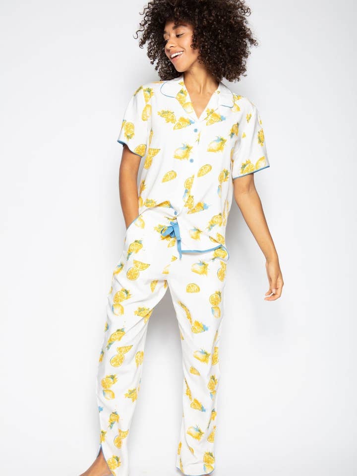 Vêtements de salon/costume de nuit imprimés abstraits numériques de couleur blanche pour femmes avec pantalons. pour la vente par STYLE INSTANT