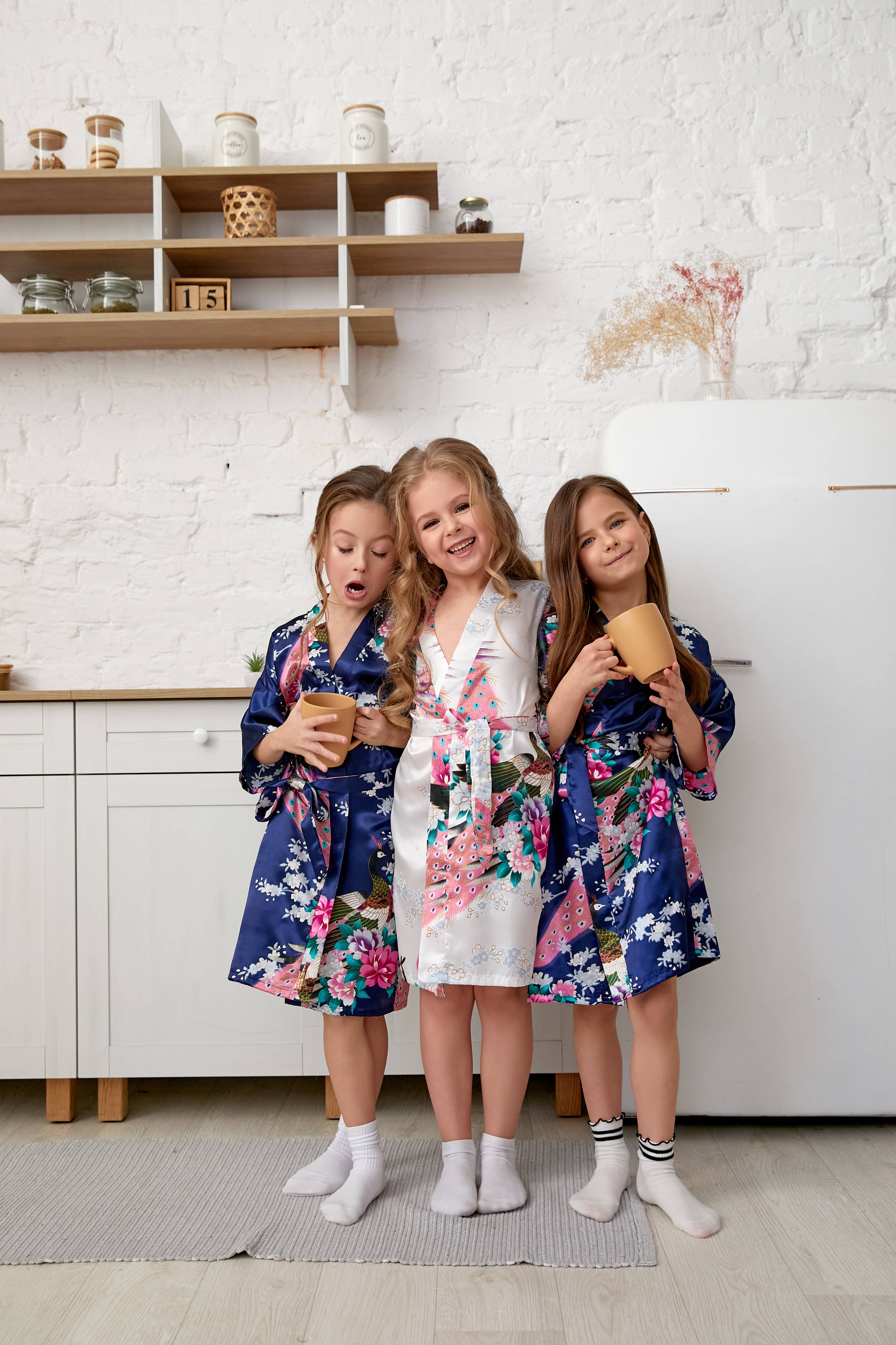 Sisters G Kids – Roupão de banho - Crianças por atacado – Kimonos infantis de cetim com estampa floral e pavão20