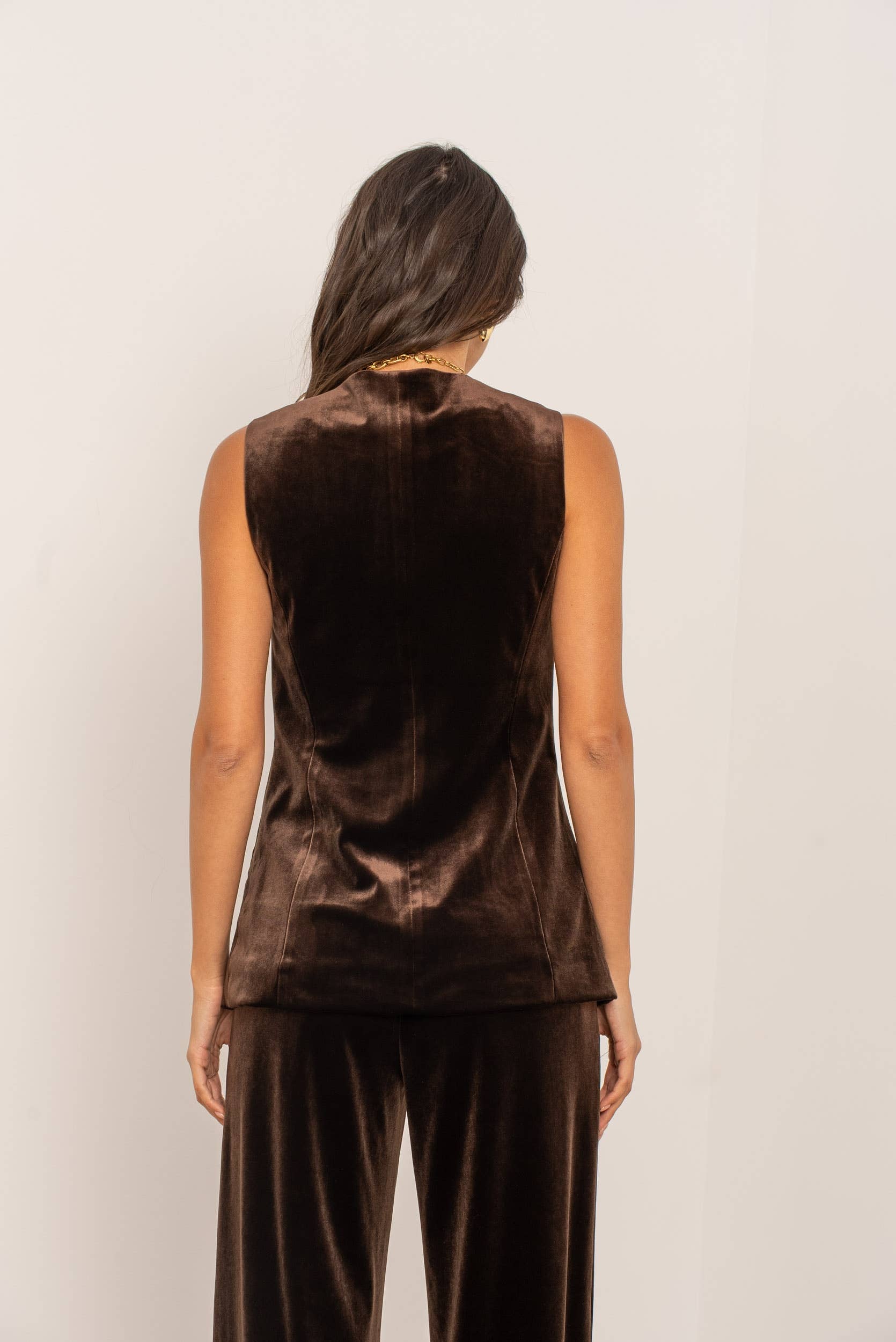 Attentif Paris – Engroshandel Habitvest – til kvinder – Lang velourvest med guldknapper11