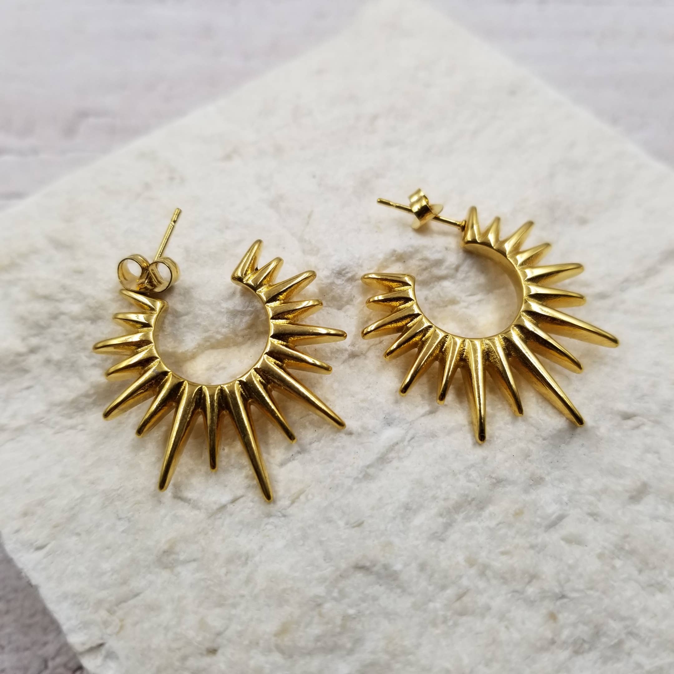 Treasure Wholesale - Wholesale Dangle Earrings - Gold Sunburst Studs