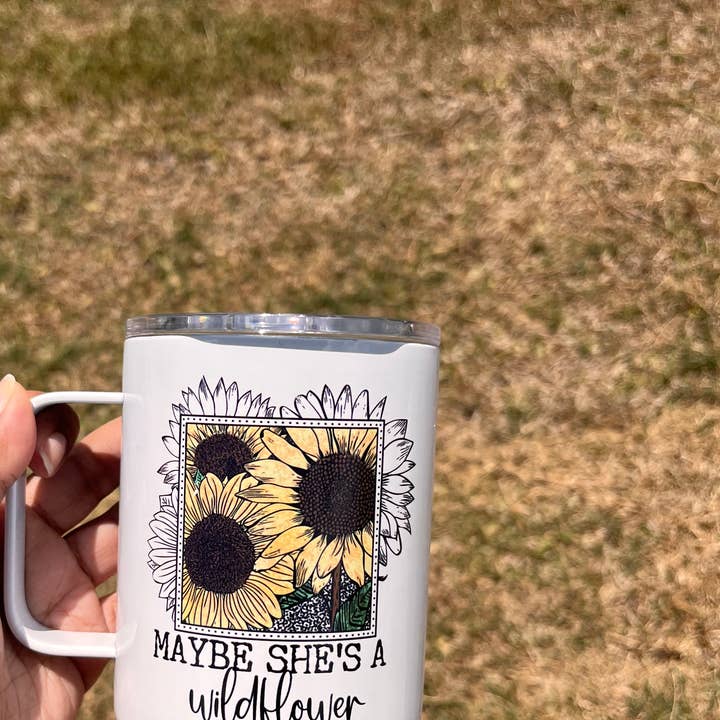 Tazza camper Maybe She's a Wildflower Sunflower per la vendita all'ingrosso da parte di Simply Nat's Creations