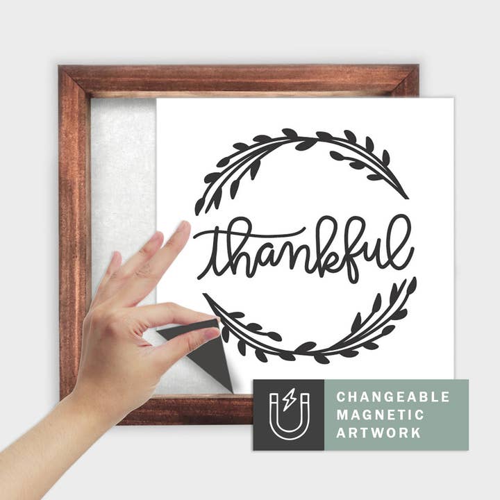 Magnetisk sæsonbestemt dekorindsats til udskifteligt skilt (medium): Taknemmelig med sort krans | Efterår/Hverdag | Magnetisk skiltblank sælges separat for engroshandel hos Simpler Seasons Decor