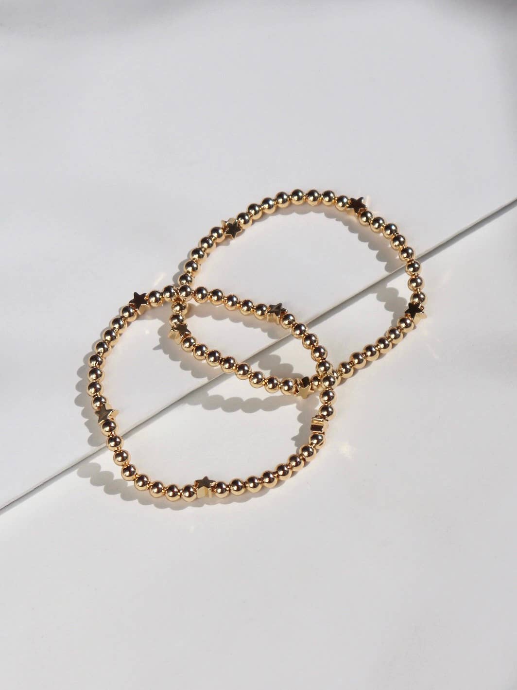 Kaylie Dawn Jewelry – wholesale Pärlarmband – Handgjort stretchigt guldpärlarmband med små stjärnor1