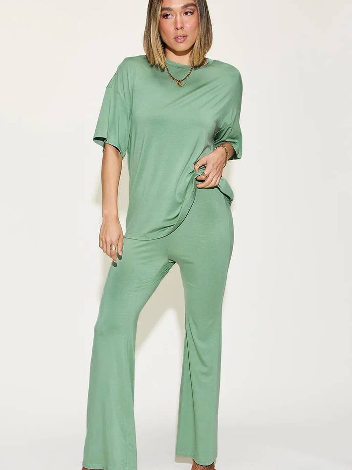 Conjunto Basic Bae de camiseta de bambú con hombros descubiertos y pantalones acampanados de talla completa para venta al por mayor de Queenado