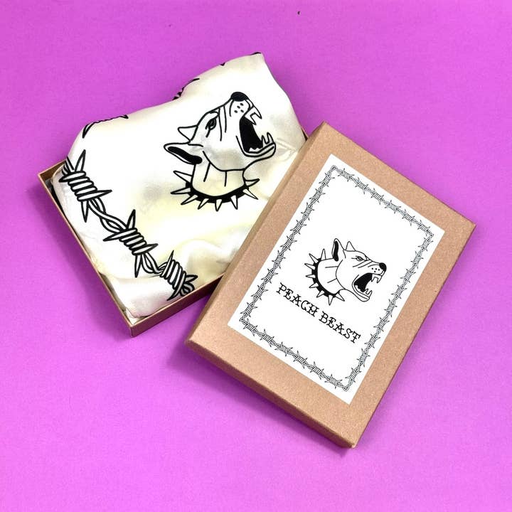 Foulard en soie avec motifs de tatouage pour la vente par Peach Beast