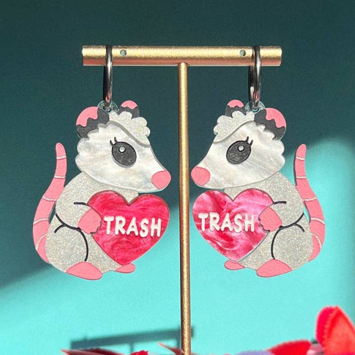 Boucles d'oreilles Trash opossum (faites main) pour la vente par Future Frenzy