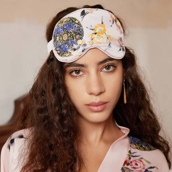 Maschera per Dormire in Charmeuse Floreale Rosa Ispirata all'Asiatica e ulteriori Risultati per mascherine tessuto lavabili all'ingrosso. Resi gratuiti e termini di pagamento a 60 giorni su Faire in tendenza su Faire.