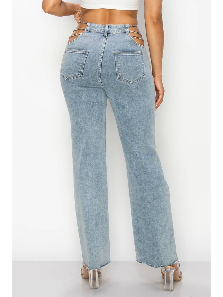 Med tvätt Denim KEDJA SIDA HÖG MIDJA RAKA NÖDSTÄLLDA JEANS för wholesale på Faire
