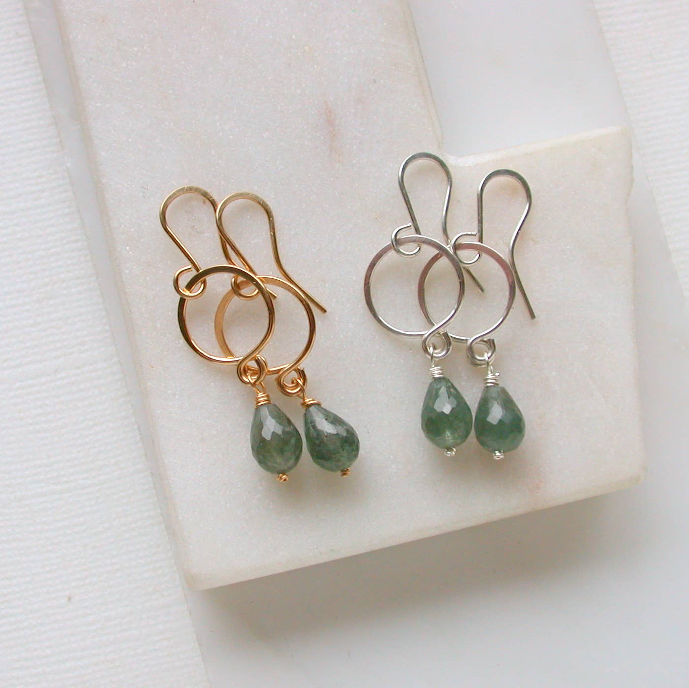 Linda Trent Jewelry - Vendita all'ingrosso Orecchini pendenti - Orecchini pendenti Petite Gemstone. Scegli Metallo e pietra preziosa.1