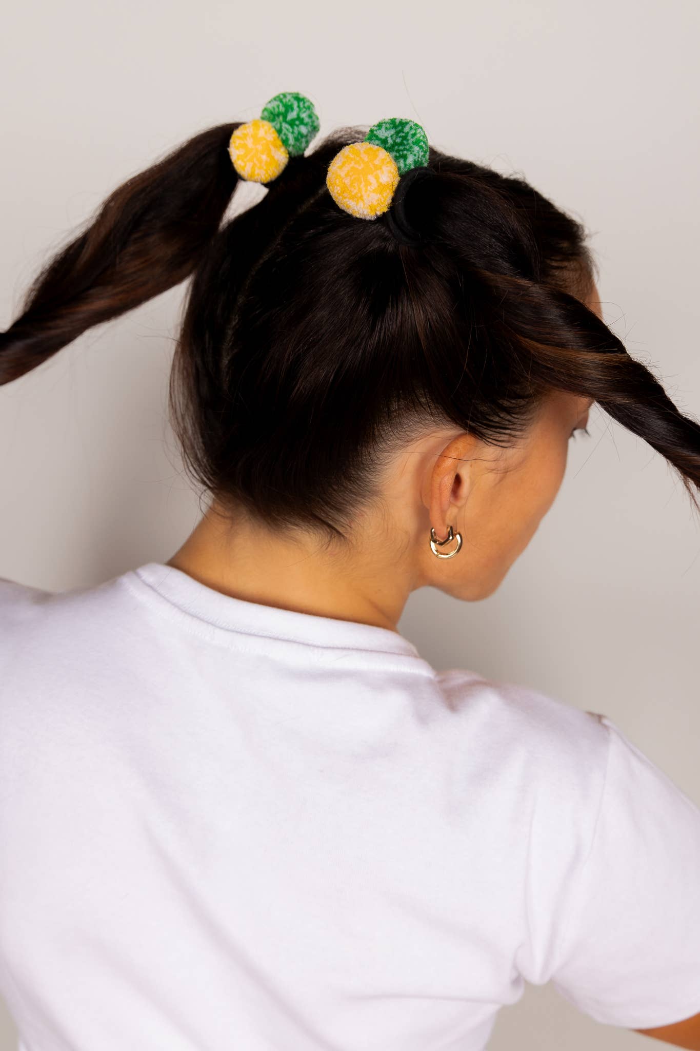 Double Pom - Wholesale Haarelastiekje - Dames - Haarelastiekjes met Kellygroene & Gouden Confetti Pompons 3-Pack1