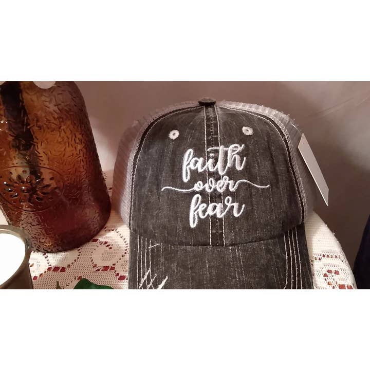 Fe Over Fear Trucker Sombrero para venta al por mayor de Jones & Ivy Collections, Inc.