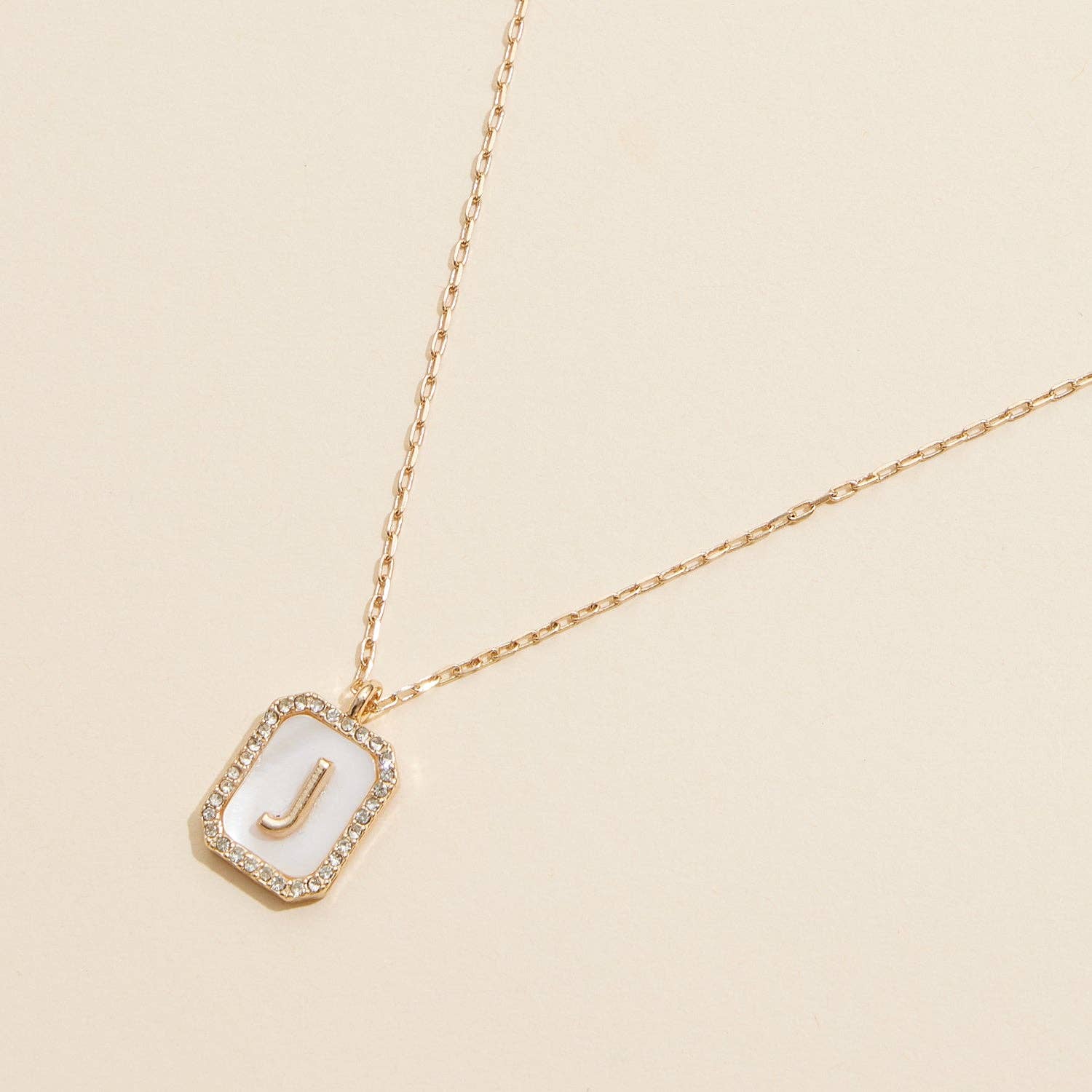 16 ACTIFS Lot de 16 colliers courts à breloques Initial Shell en vente sur Faire8