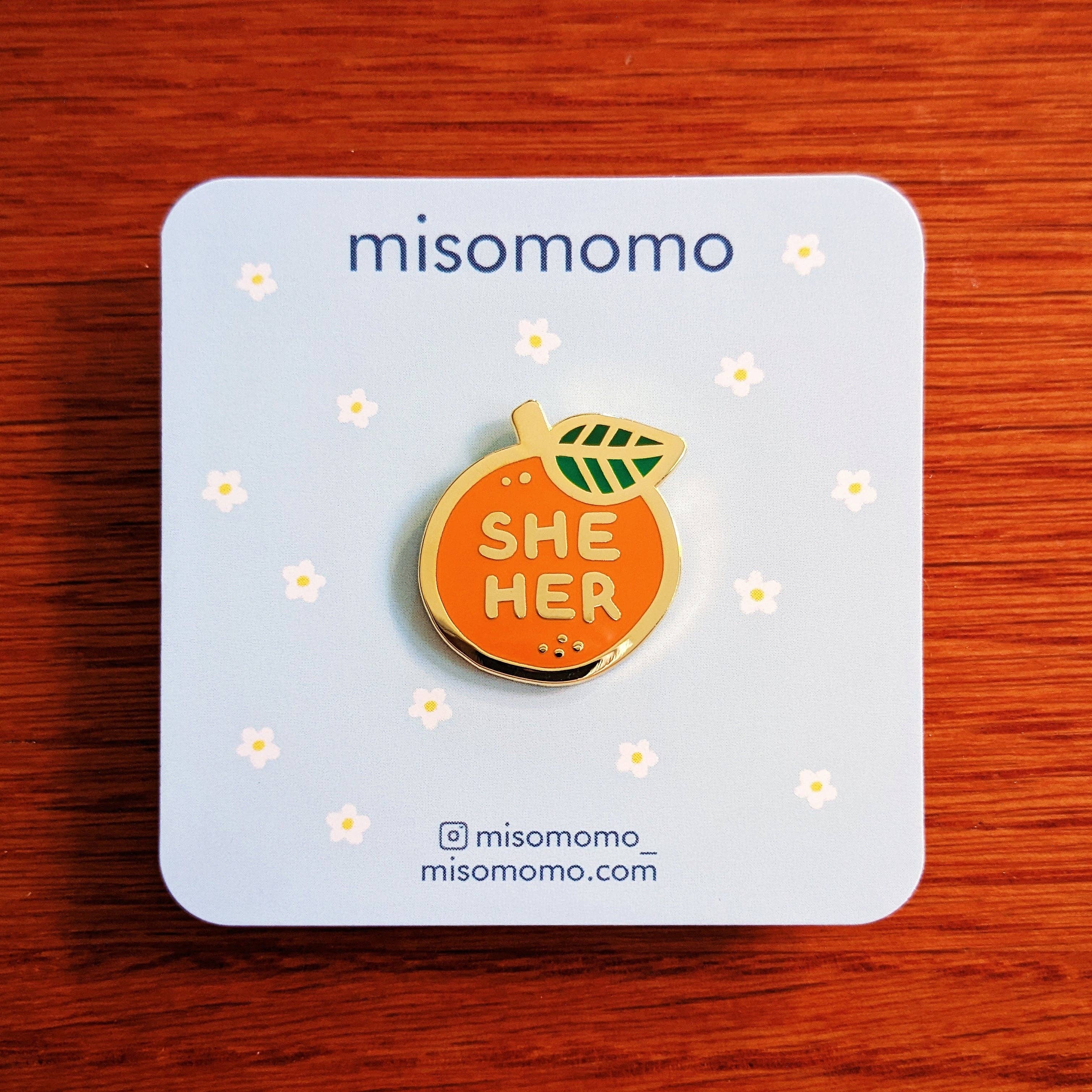 misomomo – wholesale Nål och knapp för kavajslag – Pronomen Orange Pin - hon/henne1
