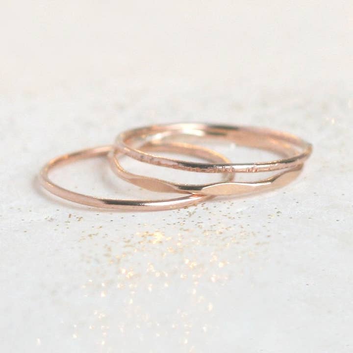 Anelli impilabili in oro rosa. Set di 3 fasce per anelli in oro rosa. Anelli Boho. Anelli minimalisti. Riempito in oro 14 carati. Anello per nocche. Midi Ring Stack. 1 mm per la vendita all'ingrosso da parte di Meadowbelle