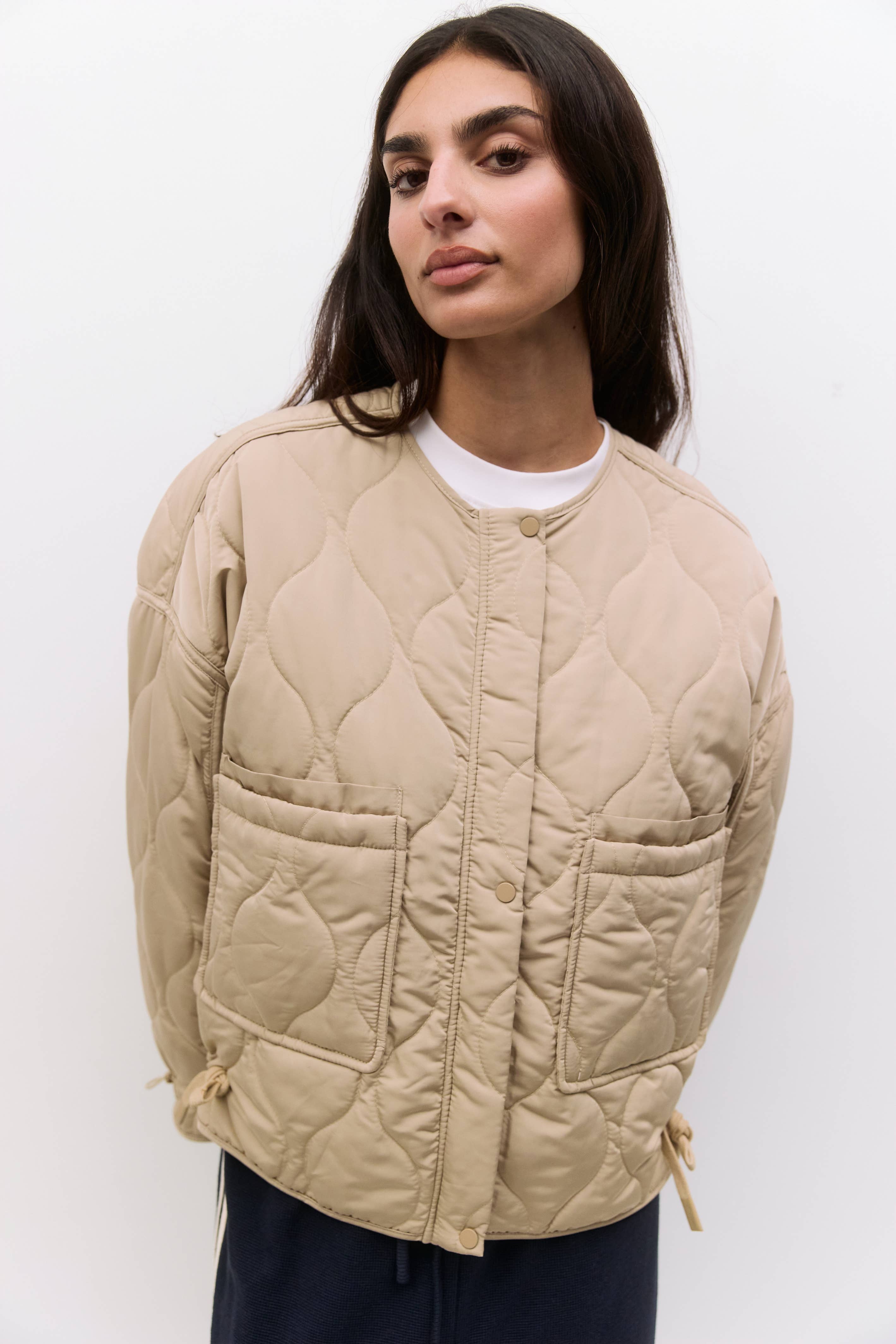 MOD REF – Großhandel Jacke – Damen – The Kara Jacket | Gesteppte Jacke mit Reißverschluss17