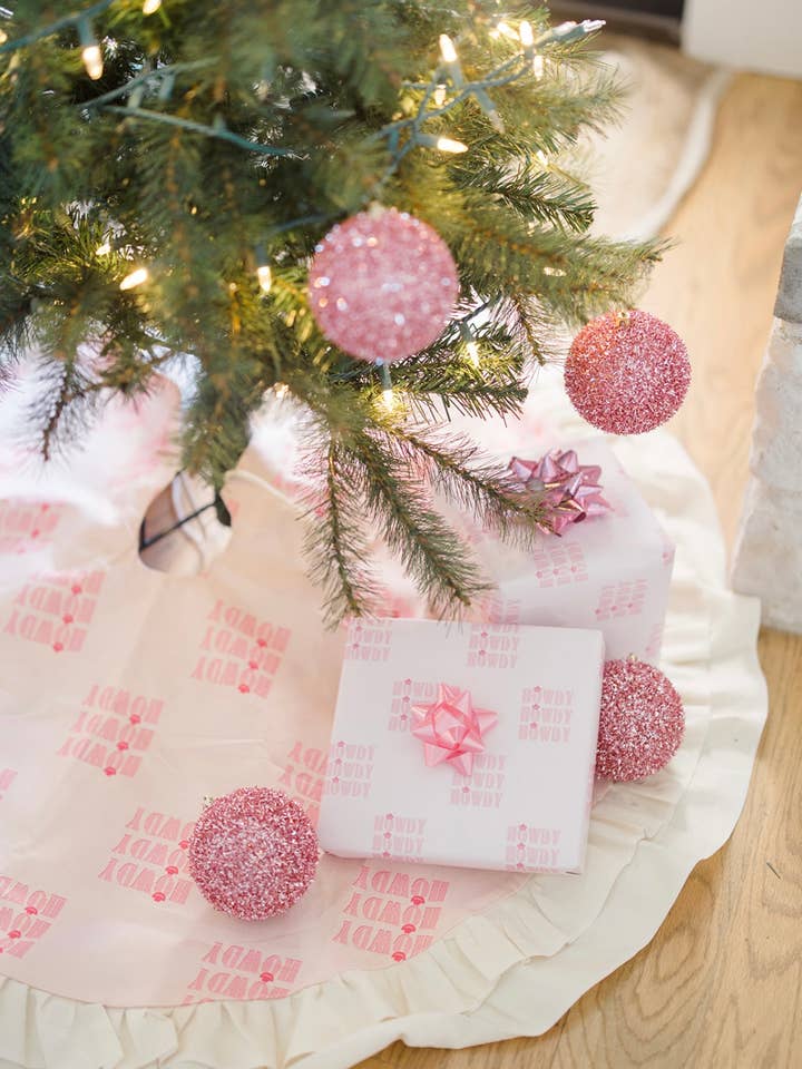 Rosafarbener Howdy Weihnachtsbaumrock für den Großhandel von The Front Porch Label