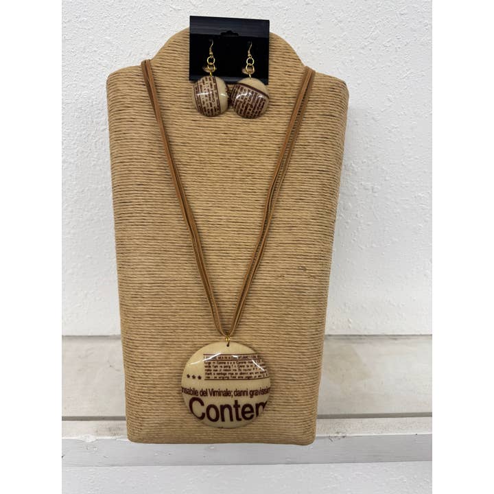 CORDÃO CASTANHO COM PENDENTE REDONDO DE MADEIRA COM EMBRULHO DE JORNAL N por atacado de International Duru's