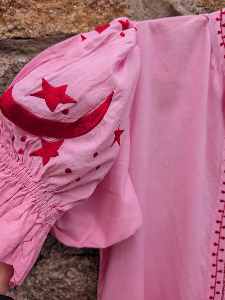 LNH EDIT - Vendita all'ingrosso Vestito - Donna - Abito lungo in cotone rosa con ricami Astrid – Artigianale da Jaipur1