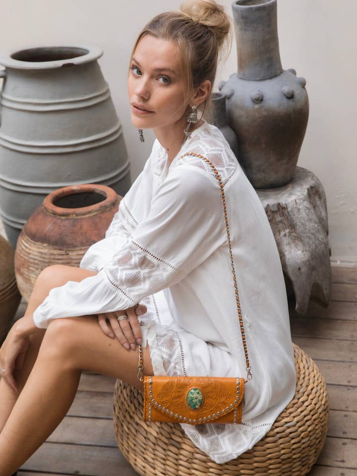 Portafoglio in piuma Hiawatha Antique Tan per la vendita all'ingrosso da parte di Jodi Lee