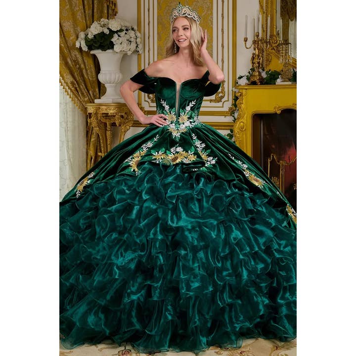 Robe de Quince à encolure plongeante et épaules dénudées pour la vente par Babyfox Apparel