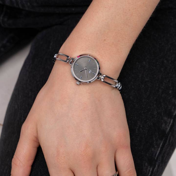 Orologio con Cinturino Regolabile Elegante da Festa con Quadrante Bianco in Metallo Acciaio Argento per la vendita all'ingrosso da parte di The Colourful Aura