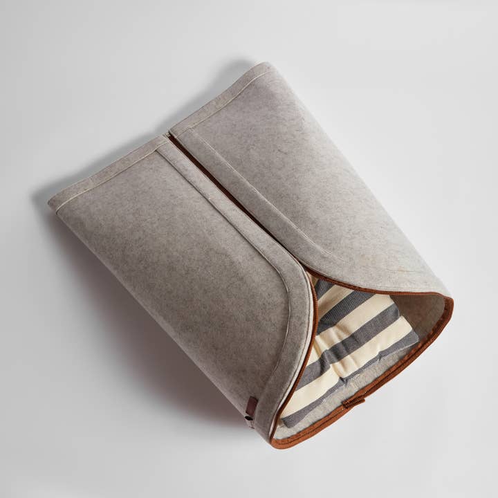 Nabi Pet Cave – Nid de confidentialité convertible 2-en-1 & Tapis pour la vente par Nooee pet