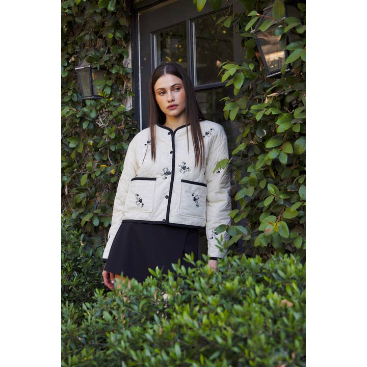 VESTE MATELASSÉE BRODÉE PRÊTE POUR LA SAISON pour la vente par idem ditto