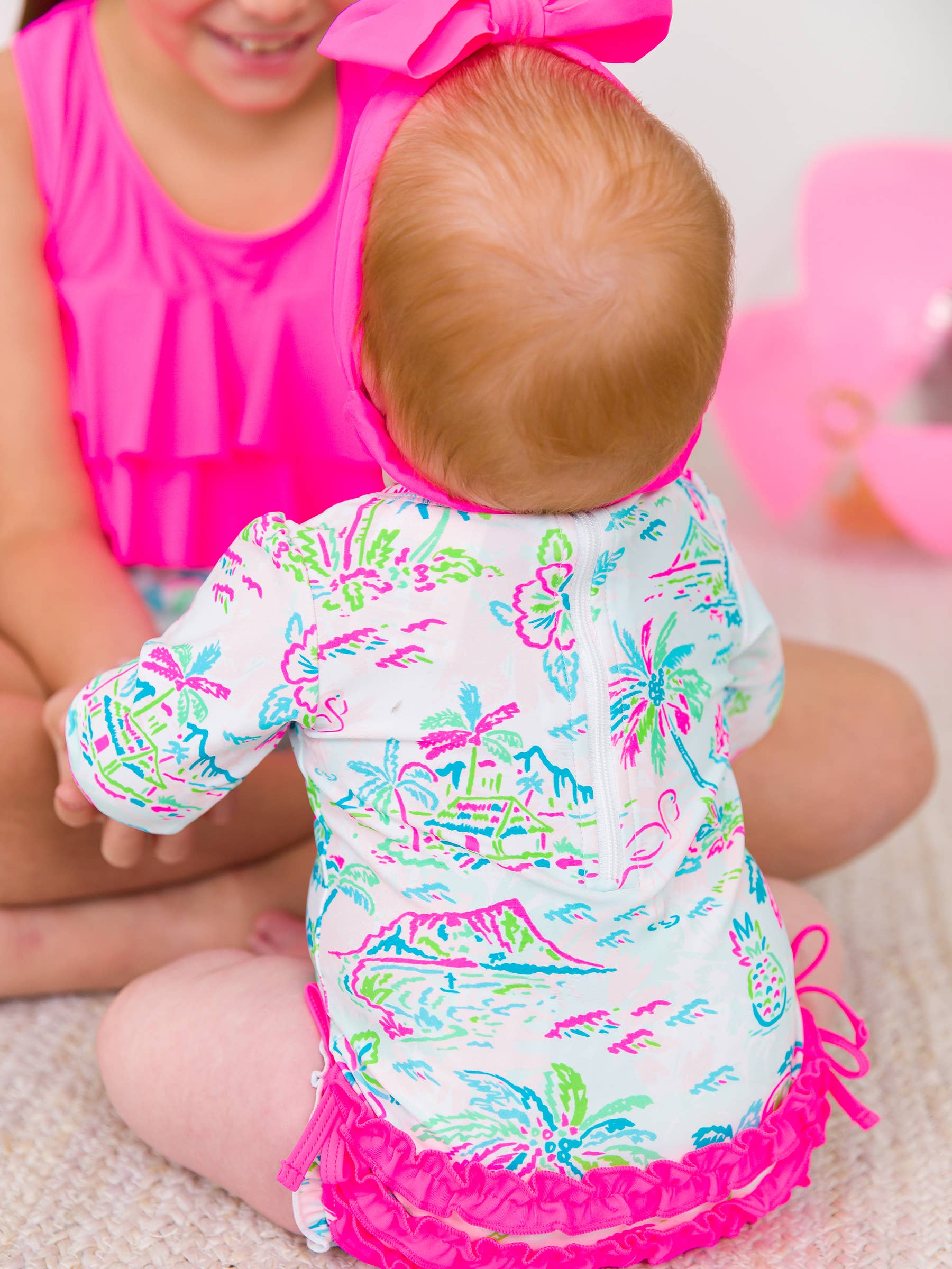 Hvid Baby Piger Tropisk Resort Langærmet Éndelt Rash Guard Badedragt med Signatur Bagerste Flæser for engroshandel på Faire2