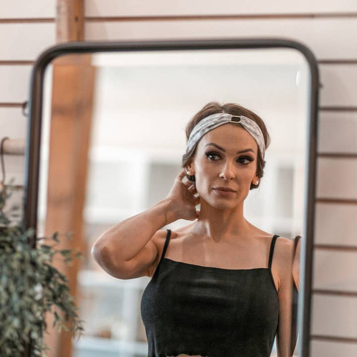 Turbante Gold Accent Twist - Tinte de corbata topo para venta al por mayor de Headbands of Hope | One Purchased One Donated