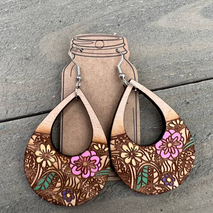 Brincos de madeira pintados à mão gravados florais por atacado de Jill's Jewels