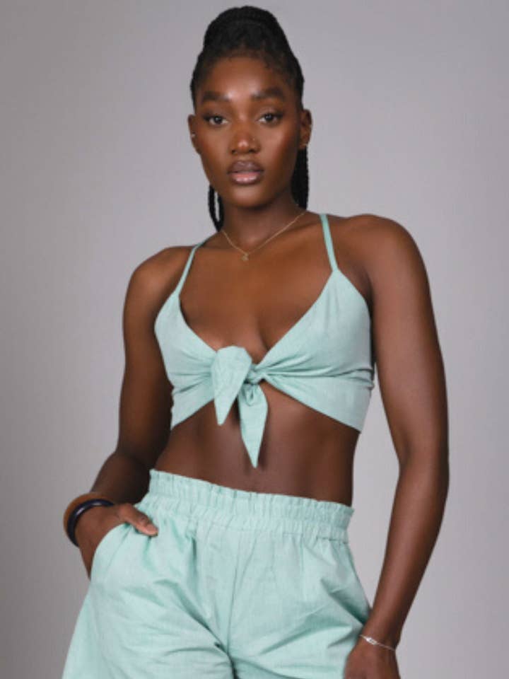 Patricia Bralet mit Schleife vorne in Bio-Seafoam-Grün für den Großhandel von Mayamiko