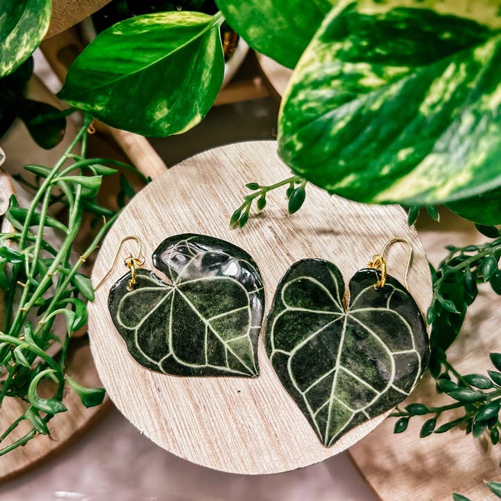 hethr – Engroshandel Hængeøreringe og creoløreringe – Anthurium Clarinervium Plant: Ørering, Magnet, Pin, Indretning