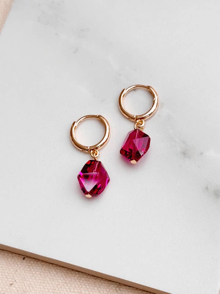 Glam Huggie Hoops mit Swarovski-Kristallen, fuchsiafarben für den Großhandel von Gracie Rose Designs