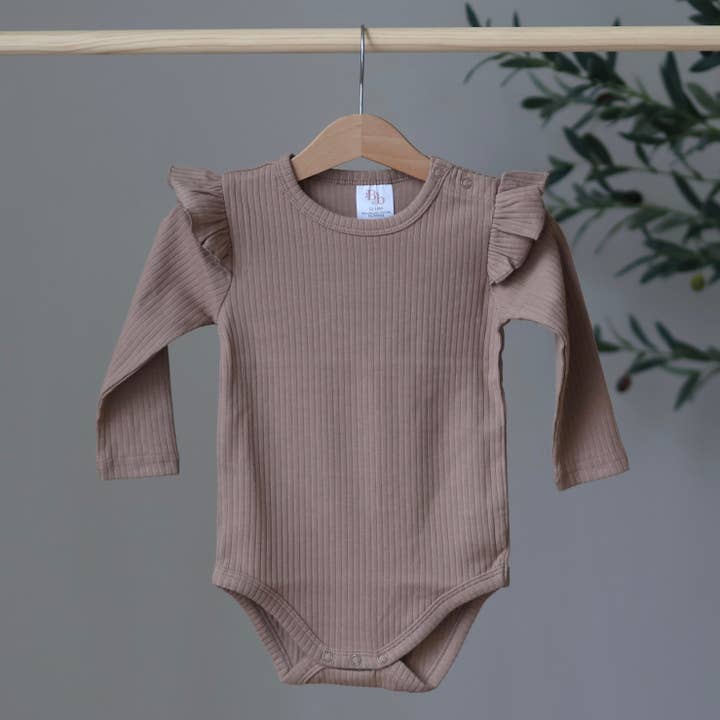 Karamel Frill Bodysuit voor wholesale door Belle + Bea Basics